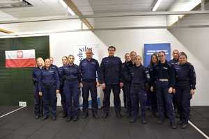 zdjęcie kolorowe, na zdjęciu uczestniczki zawodów strzelecki wraz z komendantem miejskim policji w Kaliszu i przewodniczący związku terenowego NSZZ policjantów