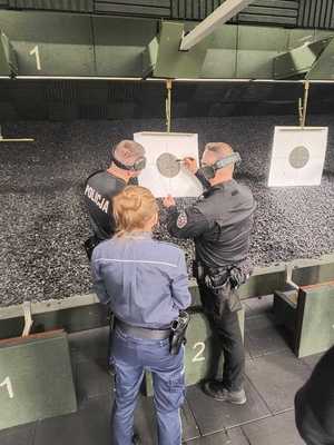 zdjęcie kolorowe, na zdjęciu uczestniczki zawodów strzelecki