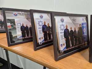 kolorowe zdjęcie w ramce z policjantami