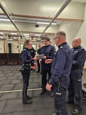 kolorowe zdjęcie, policjantka otrzymuje dyplom