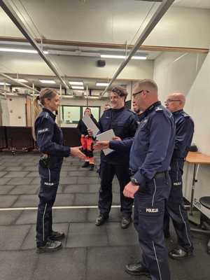 kolorowe zdjęcie, policjantka otrzymuje dyplom