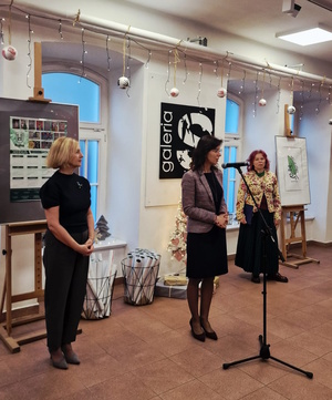 Zdjęcie kolorowe. Kobieta stojąca przed mikrofonem, obok stoją organizatorzy konkursu "Wolność bez nałogów".