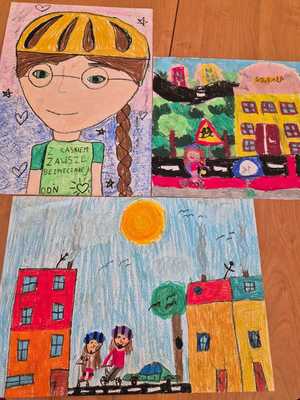 Zdjęcie kolorowe. Trzy prace plastyczne uczniów wykonane podczas konkursu "Moja bezpieczna droga do szkoły - w kasku zawsze bezpieczniej"