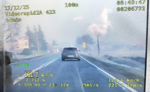 Zrzut z ekranu wideorejestratora z zarejestrowanym wykroczeniem kierowcy i pomiarem prędkości.