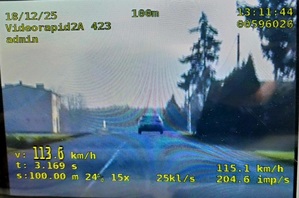 Zdjęcie kolorowe. Zrzut z ekranu wideorejestratora z zarejestrowanym wykroczeniem i pomiarem prędkości.