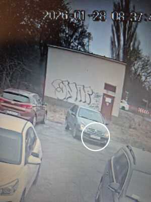 zdjęcie kolorowe na zdjęciu pojazd marki Citroen który dokonał uszkodzenia zaparkowanego pojazdu