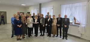 Zdjęcie kolorowe. 17 uczestników spotkania pozuje do wspólnego zdjęcia.