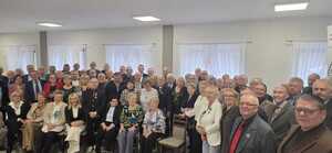 Zdjęcie kolorowe. Wszyscy uczestnicy spotkania pozują do wspólnego zdjęcia.