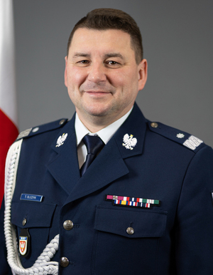 Zdjęcie policjanta w umundurowaniu wyjściowym ze sznurem.