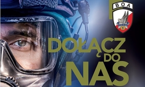 Grafika komputerowa kolorowa. Fragment twarzy mężczyzny z okularami ochronnymi i hełmem na głowie. Obok z prawej strony napis koloru zielonego - Dołącz do nas. W prawym górnym rogu logo Centralnego Pododdziału Kontrterrorystycznego Policji „BOA”.