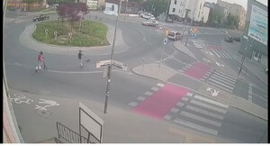 zdjęcie kolorowe, na zdjęciu cztery osoby, które jadą hulajnogami po jezdni na rondzie