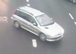 Auto koloru jasnego, typu kombi znajdujące się na jezdni.