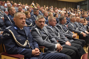 Policjanci siedzący na w auli podczas uroczystości związanej z obchodami Święta Policji.