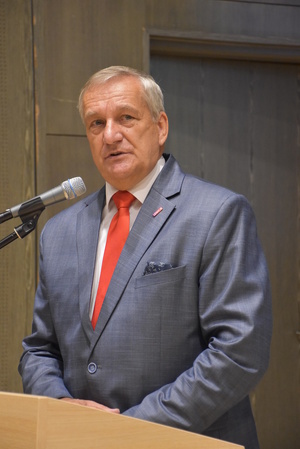 Wiceminister MSWIA podczas przemówienia w trakcie uroczystych obchodów Święta Policji.