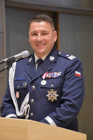 Komendant Wojewódzki Policji w Poznaniu podczas przemówienia w trakcie uroczystych obchodów Święta Policji.