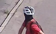 Zdjęcie nr 1 kolorowe na nim chłopiec poruszający się hulajnogą elektryczną, ubrany w żółte spodenki, czerwoną bluzkę. Na głowie ma biały kask 
zdjęcie nr 2 kolorowe na nim odwrócona twarz kierującego hulajnogą elektryczną, który na głowie ma kask. Ubrany jest w czerwoną koszulkę, na plecach ma plecak. 
Zdjęcie nr 3 kolorowe na nim chłopak poruszający się hulajnogą elektryczną, ubrany w żółte spodenki, czerwoną bluzkę. Na głowie ma biały kask.