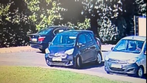 Zrzut z ekranu komputera. Fragment parkingu, na którym zaparkowane są trzy samochody osobowe.