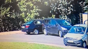 Zrzut z ekranu komputera. Fragment parkingu, na którym jedno z aut podczas cofania uderza w drugi zaparkowany pojazd.