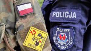 Zdjęcie kolorowe. Fragmenty mundurów z naszywkami KMP w Kaliszu 1 15 Patrol Saperski.